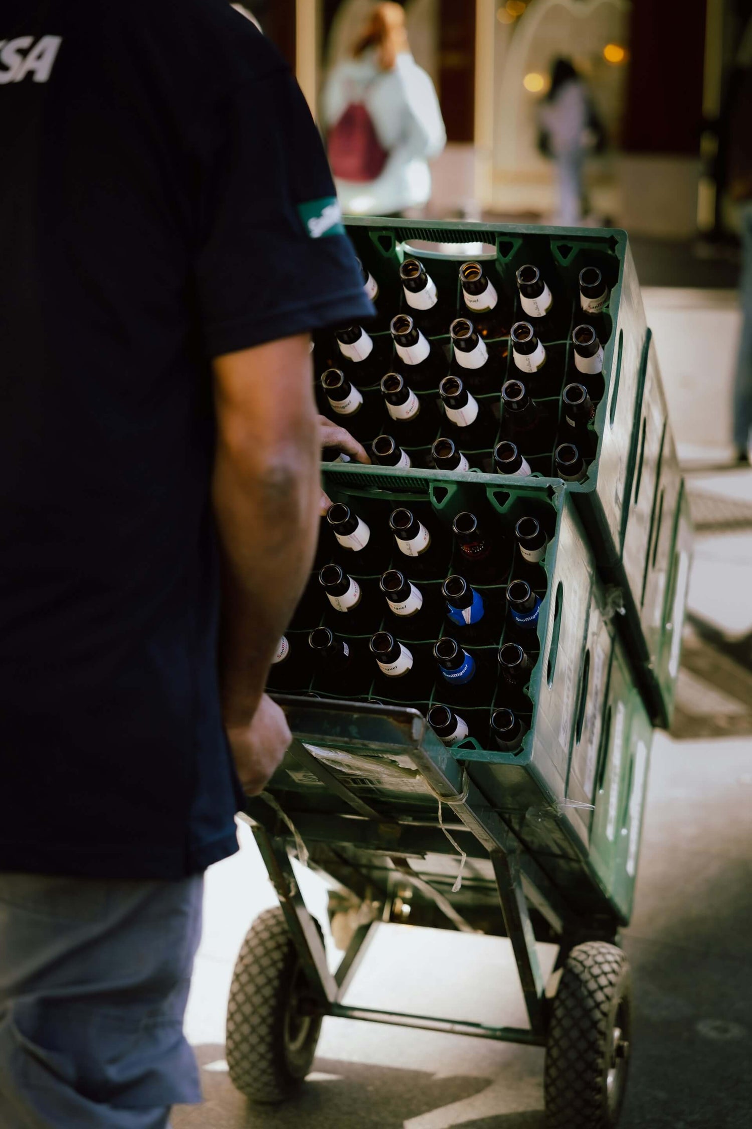 Bierkästen auf einer Sackkarre