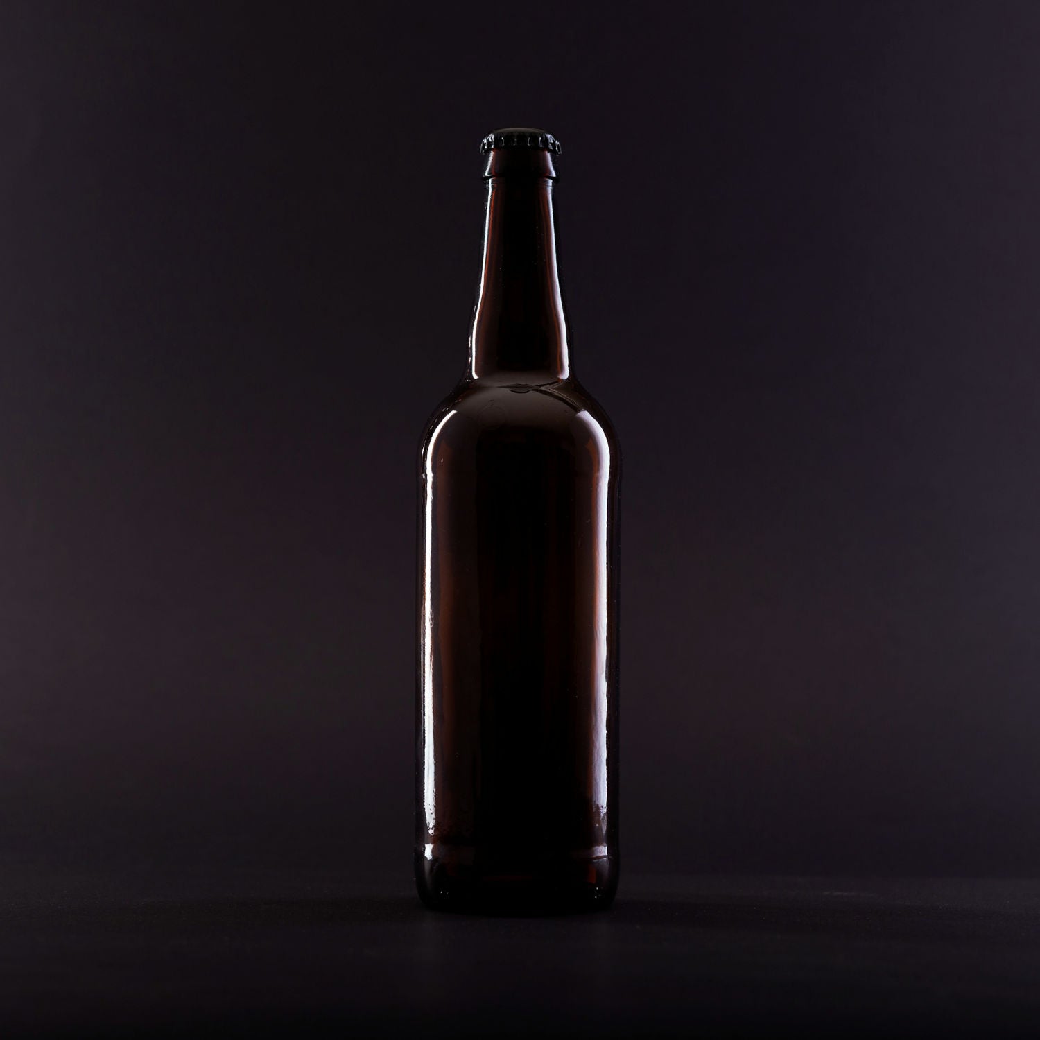 Mehrweglflasche aus Glas auf schwarzem Hintergrund mit zwei Licht Highlights an den Seiten