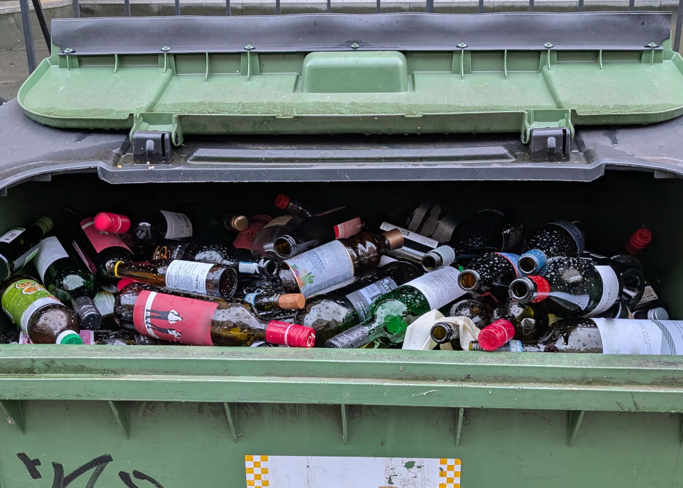 Altglascontainer mit leeren Weinflaschen