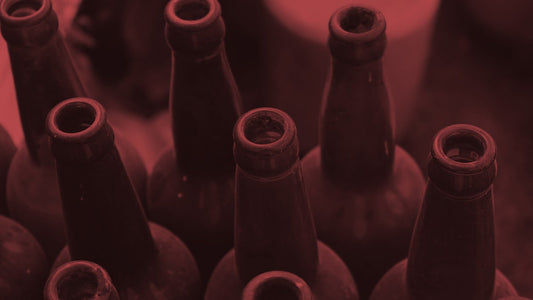 Wissenswertes über das Pfandsystem: Titelgrafik zur Erläuterung warum es keine Pfandpflicht auf Wein gibt und wie trotzdem Mehrweg für Wein funktionieren kann.