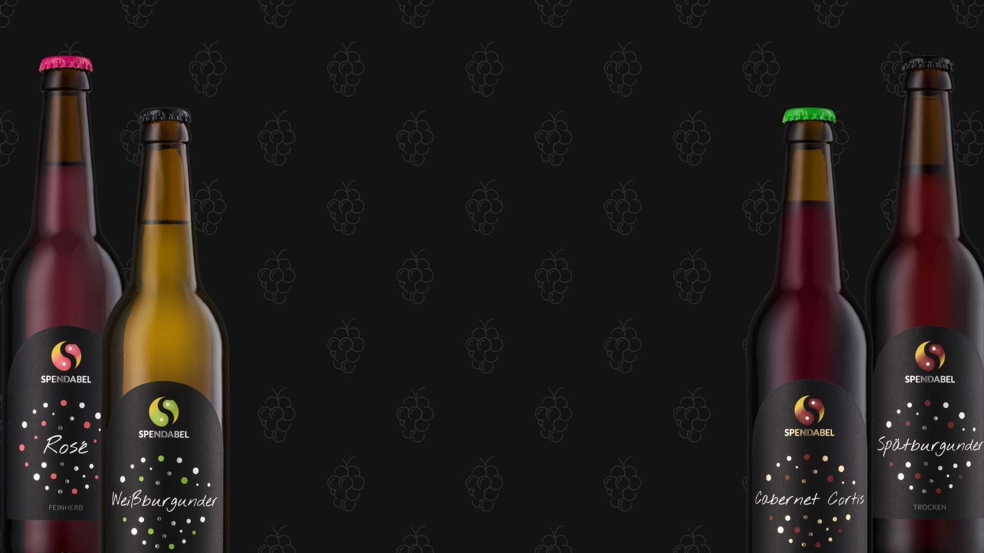 Jeweils zwei SPENDABEL Weine in Bierflaschen links und rechts auf einem schwarzen Hintergrund mit sich wiederholenden grauen Weintraubenicons. Links eine Flasche SPENDABEL Rosé und eine Flasche SPENDABEL Weißburgunder. Rechts eine Flasche SPENDABEL Cabernet Cortis und eine Flasche SPENDABEL Spätburgunder.
