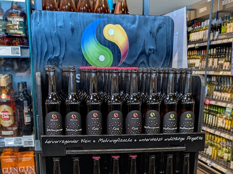 Weinregal mit SPENDABEL Weinen in einem Rewe Markt