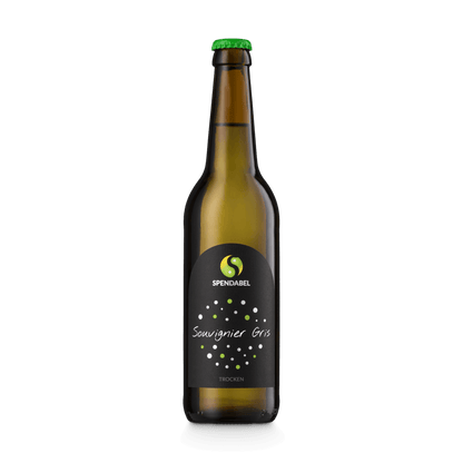 Flasche SPENDABEL Souvignier Gris trocken in der braunen 0,5L Mehrwegflasche mit schwarzem Etikett und grünem Kronkorken